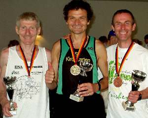 Alle happy: Herbert Steffny gewann auch die Deutsche Marathonmeisterschaft M50 in Duisburg - FOTO: Wolfgang Seul