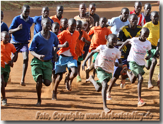 Schler beim Laufen im Kamariniy Stadion in Iten