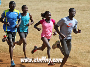 Florence Kiplagat mit Hasen in Iten