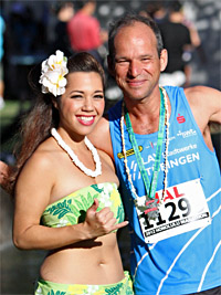 Eduard Scherer und ein Hawaii Model